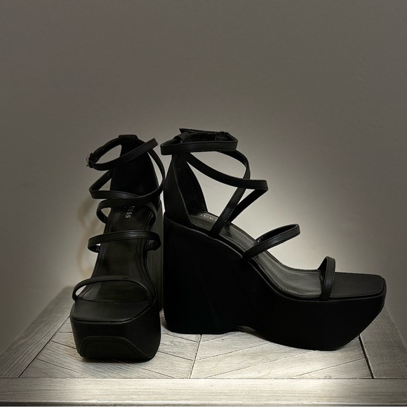 Ultrahigh platform heels - Picture 3 of 4